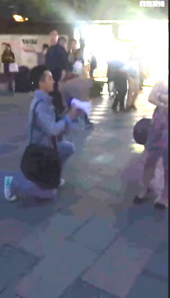 史上最尴尬求婚,喇叭响起的那刻路人都笑崩了 史上最尴尬求婚,喇叭响起的那刻路人都笑崩了