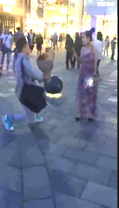 史上最尴尬求婚,喇叭响起的那刻路人都笑崩了 史上最尴尬求婚,喇叭响起的那刻路人都笑崩了