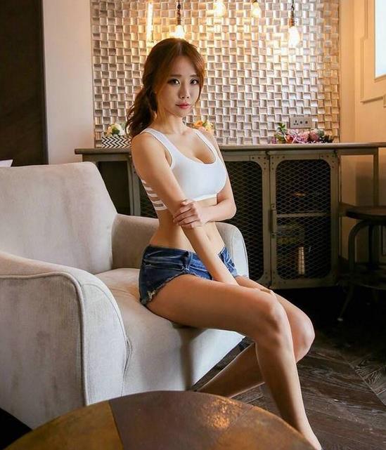 少女运动背心搭配牛仔裤：大秀马甲线活力无限（图）