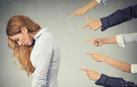 女大学生感觉被舍友孤立:感觉被孤立竟干了这事(图) 女大学生感觉被舍友孤立:感觉被孤立竟干了这事(图)