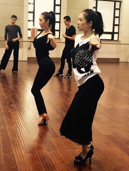 章子怡晒练舞照秀翘臀：钟汉良确抢了镜（图）