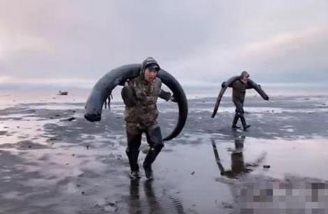 男子海边挖土 竟挖出巨额财富(组图) 男子海边挖土 竟挖出巨额财富(组图)