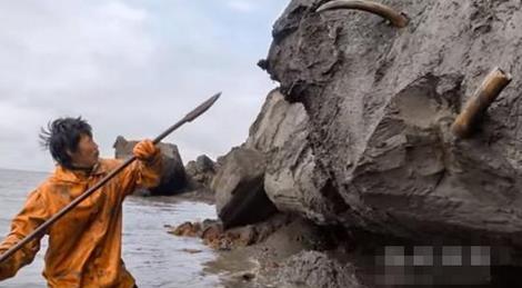 男子海边挖土 竟挖出巨额财富(组图) 男子海边挖土 竟挖出巨额财富(组图)