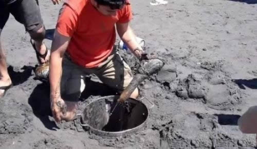 男子沙滩上挖洞 竟摸出这东西（组图）