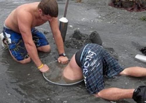 男子沙滩上挖洞 竟摸出这东西（组图）