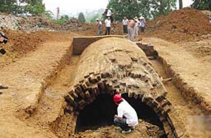 村民挖到400年古墓 打开后彻底疯狂（组图）