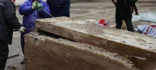 村民挖到400年古墓 打开后彻底疯狂(组图) 村民挖到400年古墓 打开后彻底疯狂(组图)