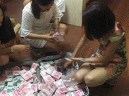 怪不得,镜头都不敢往下拍~-搞笑