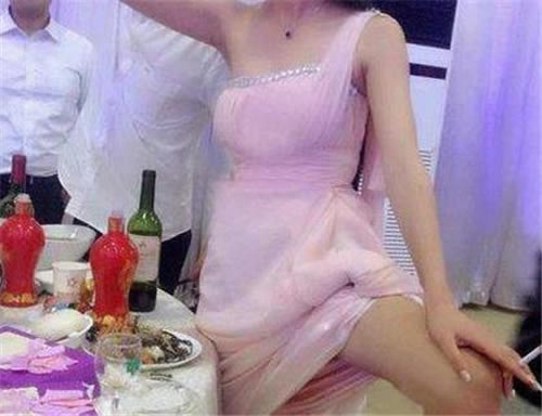 怪不得,镜头都不敢往下拍~-搞笑