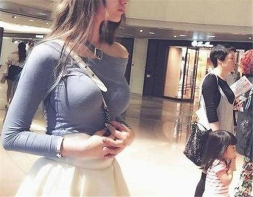 怪不得,镜头都不敢往下拍~-搞笑