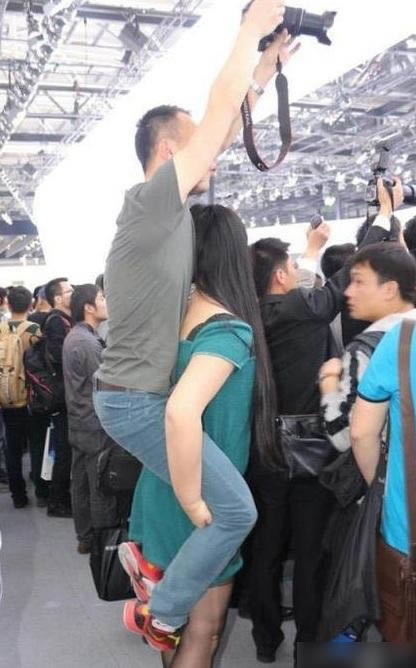 怪不得,镜头都不敢往下拍~-搞笑