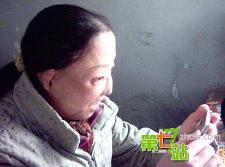 女子睡梦中拍蚊子醒来后已毁容（图）