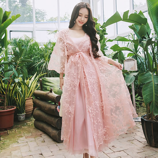 蕾丝连衣裙新款2017款:时尚博主都在穿的蕾丝的连衣裙