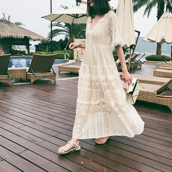 蕾丝连衣裙新款2017款:时尚博主都在穿的蕾丝的连衣裙