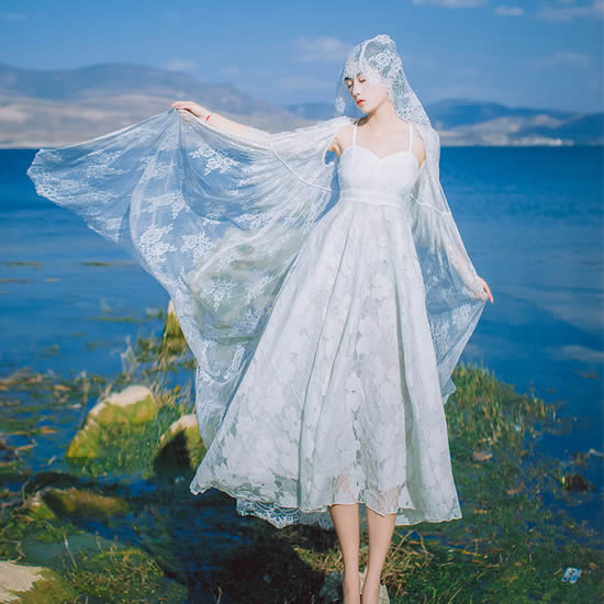 蕾丝连衣裙新款2017款:时尚博主都在穿的蕾丝的连衣裙