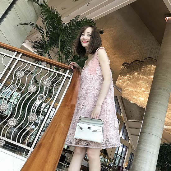 蕾丝连衣裙新款2017款:时尚博主都在穿的蕾丝的连衣裙
