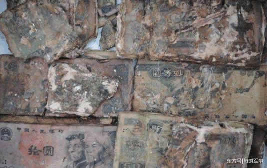 大爷翻出40年前的私房钱吓蒙! 大爷翻出40年前的私房钱吓蒙!