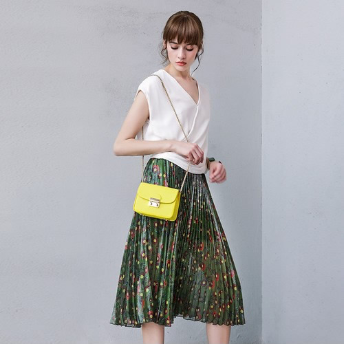 【白裙多姿】不一样的白衬衫：跟上潮流美足整个夏天