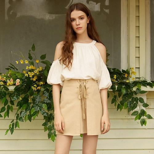 【白裙多姿】不一样的白衬衫：跟上潮流美足整个夏天