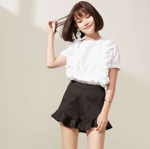 【白裙多姿】不一样的白衬衫：跟上潮流美足整个夏天