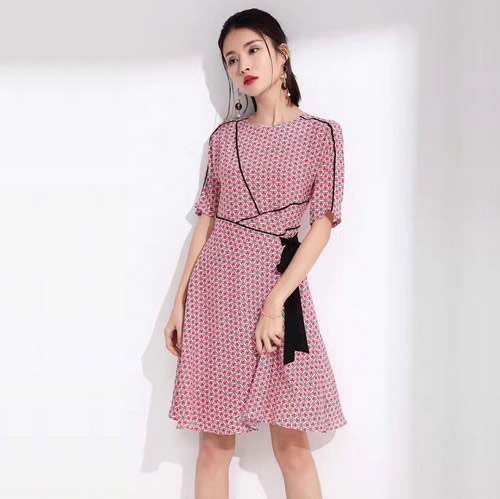 教你穿衣打扮技巧：怎样搭配连衣裙穿出气质