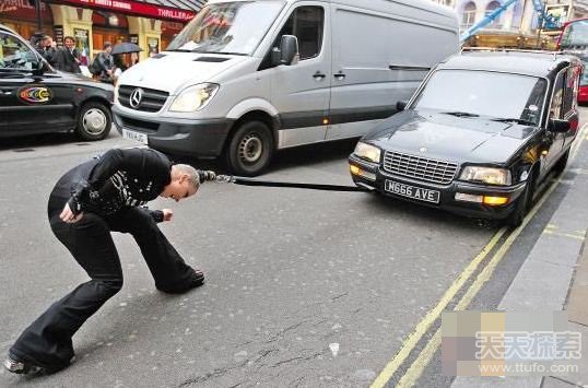 女汉子用头发拉4吨汽车 惊呆众人(图) 女汉子用头发拉4吨汽车 惊呆众人(图)