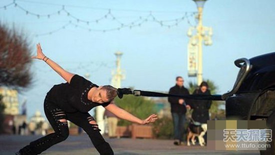 女汉子用头发拉4吨汽车 惊呆众人(图) 女汉子用头发拉4吨汽车 惊呆众人(图)