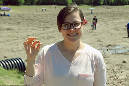 女孩在公园里捡到颗2.65克拉钻石（图）