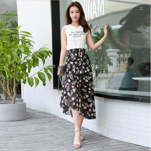 半身裙搭配图片示范：凸显出了姣好的身材曲线