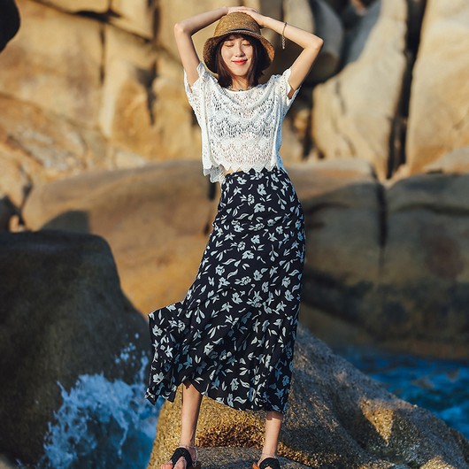 半身裙搭配图片示范：凸显出了姣好的身材曲线