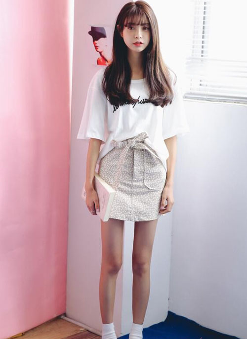 夏季小清新搭配：白T配短裙清凉好看（图）