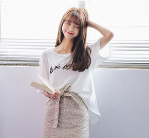 夏季小清新搭配：白T配短裙清凉好看（图）