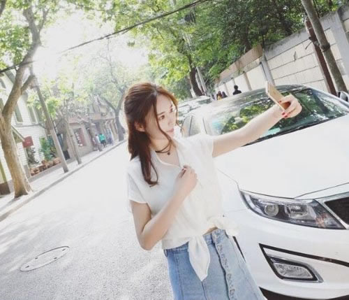 白衬衫搭配牛仔短裙示范:女生最爱穿搭(图) 白衬衫搭配牛仔短裙示范:女生最爱穿搭(图)