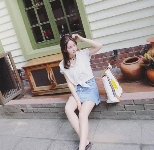 白衬衫搭配牛仔短裙示范:女生最爱穿搭(图) 白衬衫搭配牛仔短裙示范:女生最爱穿搭(图)