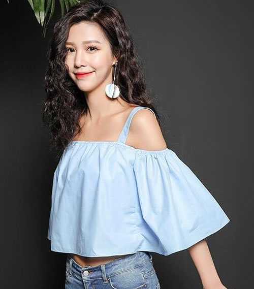 荷叶边露肩上衣:没得让人抵抗不了(图) 荷叶边露肩上衣:没得让人抵抗不了(图)