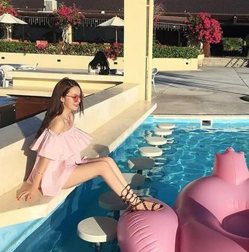 荷叶边露肩上衣:没得让人抵抗不了(图) 荷叶边露肩上衣:没得让人抵抗不了(图)