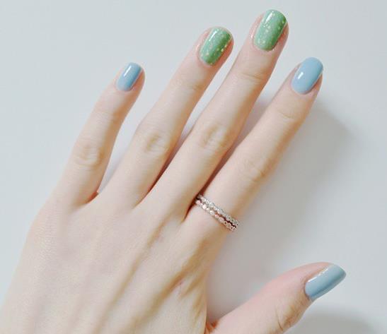 纯色系列显手白的美甲图片欣赏：2017纯色美甲跳色款式搭配图