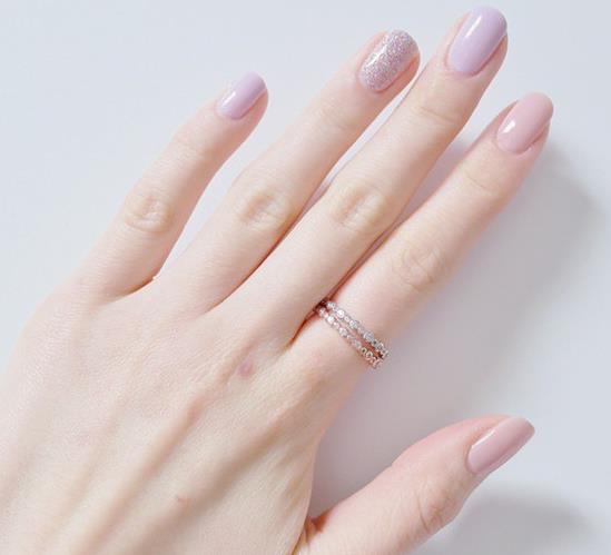 纯色系列显手白的美甲图片欣赏：2017纯色美甲跳色款式搭配图