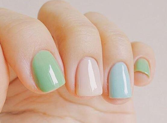 纯色系列显手白的美甲图片欣赏：2017纯色美甲跳色款式搭配图