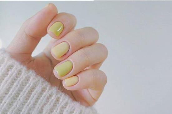 纯色系列显手白的美甲图片欣赏：2017纯色美甲跳色款式搭配图
