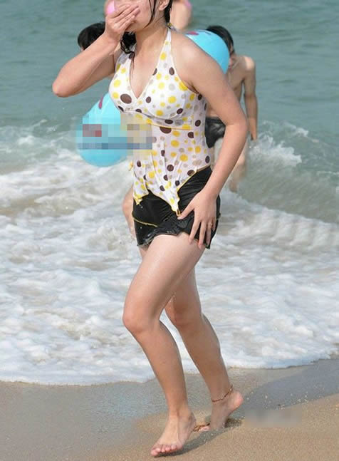 汗水打湿了的衣服：炎热夏日美女的衣服都被汗水湿透了