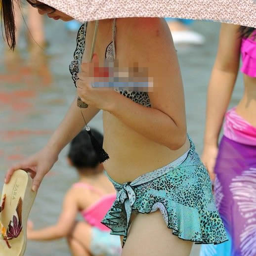 汗水打湿了的衣服：炎热夏日美女的衣服都被汗水湿透了