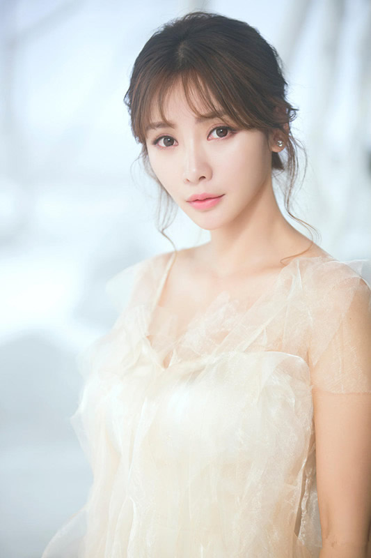 性感女神柳岩穿裸色薄纱裙 清纯中又带一丝性感