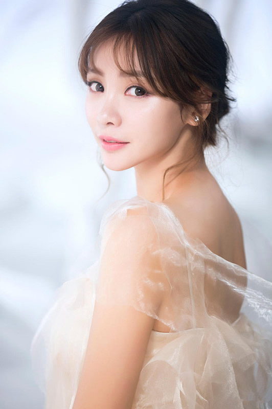 性感女神柳岩穿裸色薄纱裙 清纯中又带一丝性感