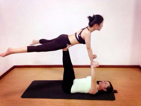 女生双人瑜伽体式介绍:双人瑜伽14体式步骤介绍 女生双人瑜伽体式介绍:双人瑜伽14体式步骤介绍