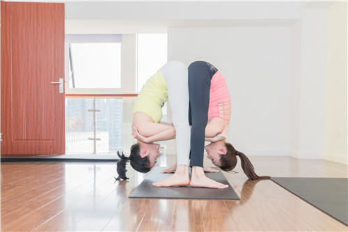 练瑜伽用瑜伽砖的好处：练习瑜伽的基本动作（图）