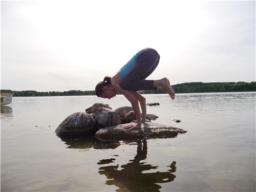 练瑜伽用瑜伽砖的好处：练习瑜伽的基本动作（图）