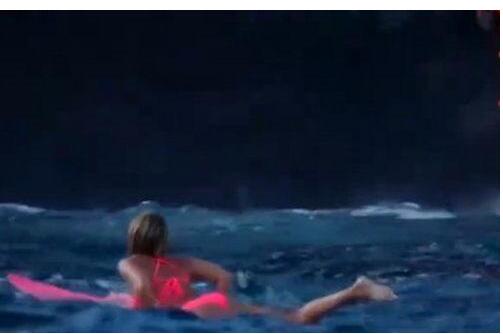 女子作死火山边洗澡 下这一幕让人后怕！