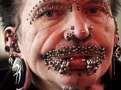 奇葩！这男子竟在身上钻了453个洞（图）