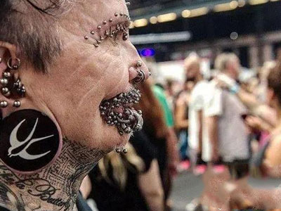 奇葩！这男子竟在身上钻了453个洞（图）
